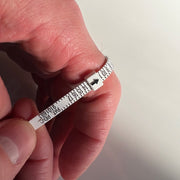 Tightening a ring sizer on finger