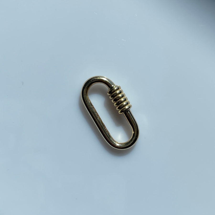 Ribbed carabiner